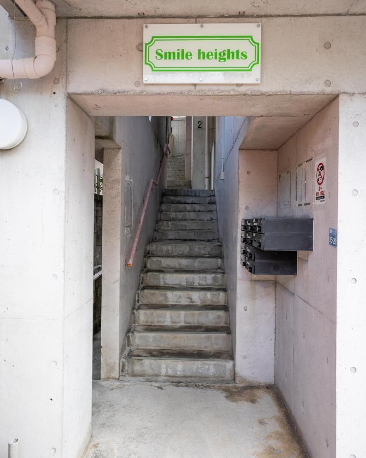 スマイルハイツ Apartamento Naha Exterior foto